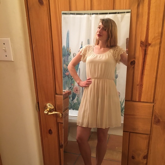 Gorgeous Lush dress with lace and pleats - Picture 2 of 6